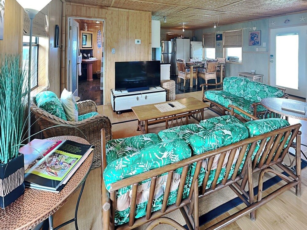Beachside Tiki Hut by Ryson Vacation Rentals