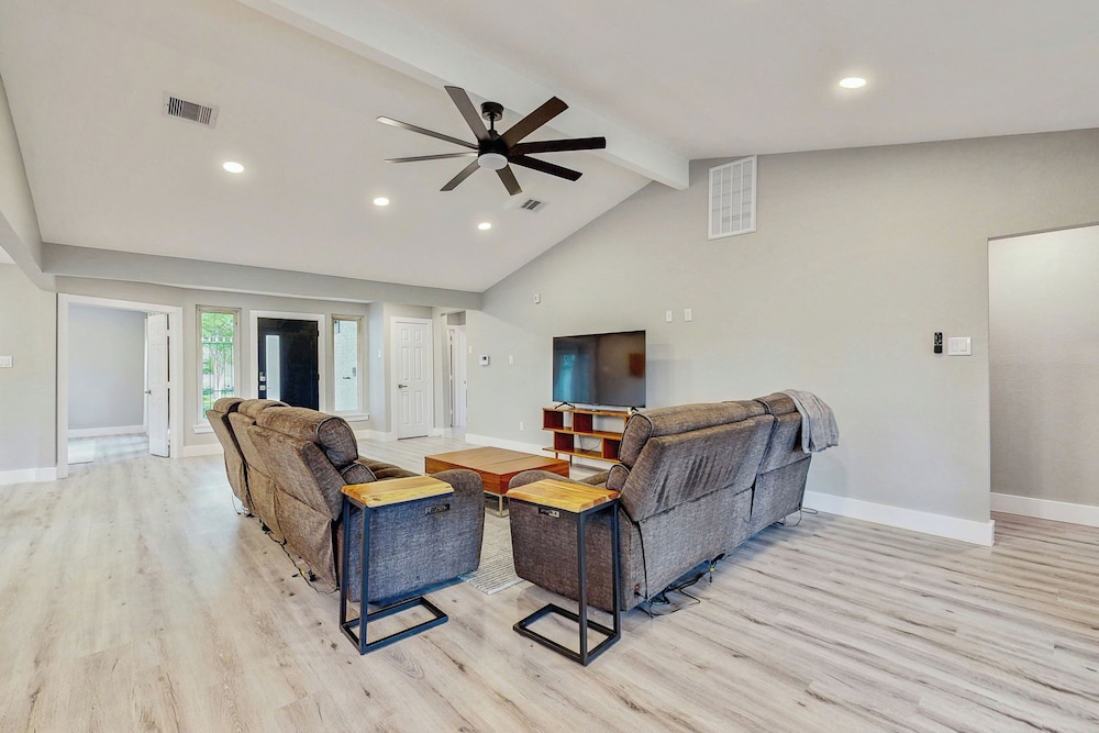 Relaxing Dog-friendly Home w/ Deck & Wifi