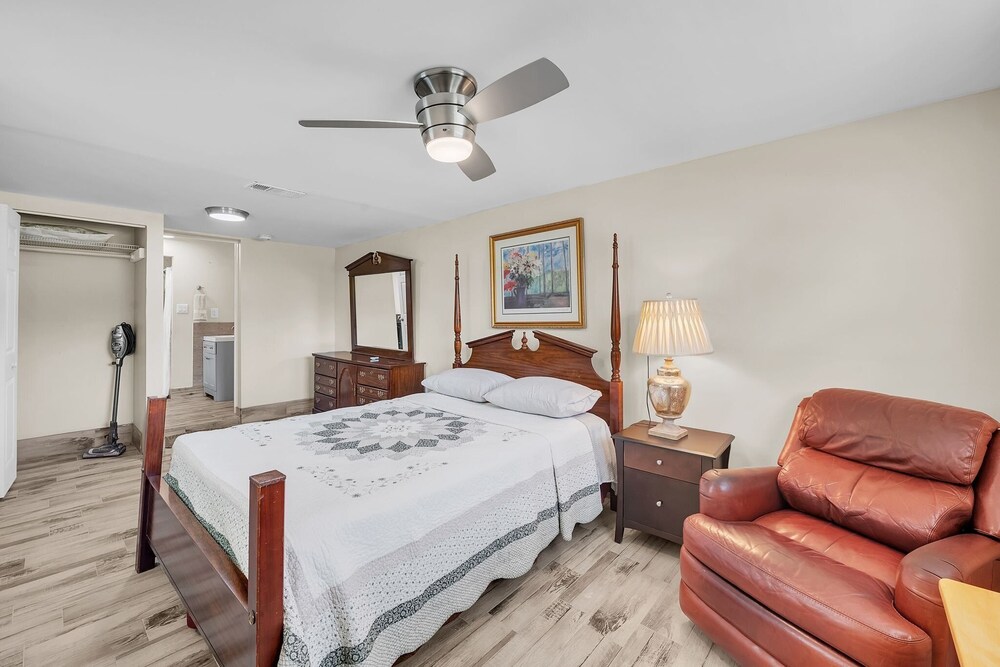 Elwood Park Gem: Spacious 3br Prime Location 3 Bedroom Home