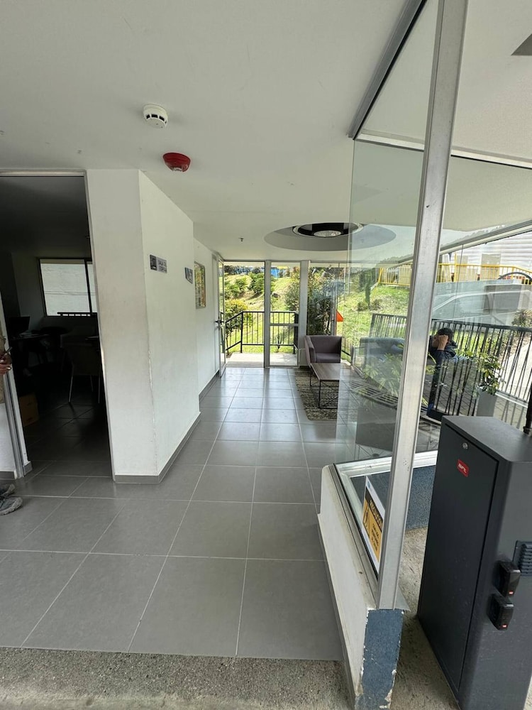 Stylish 1BR Getaway, Jacuzzi, Fireplace, Gym and AC