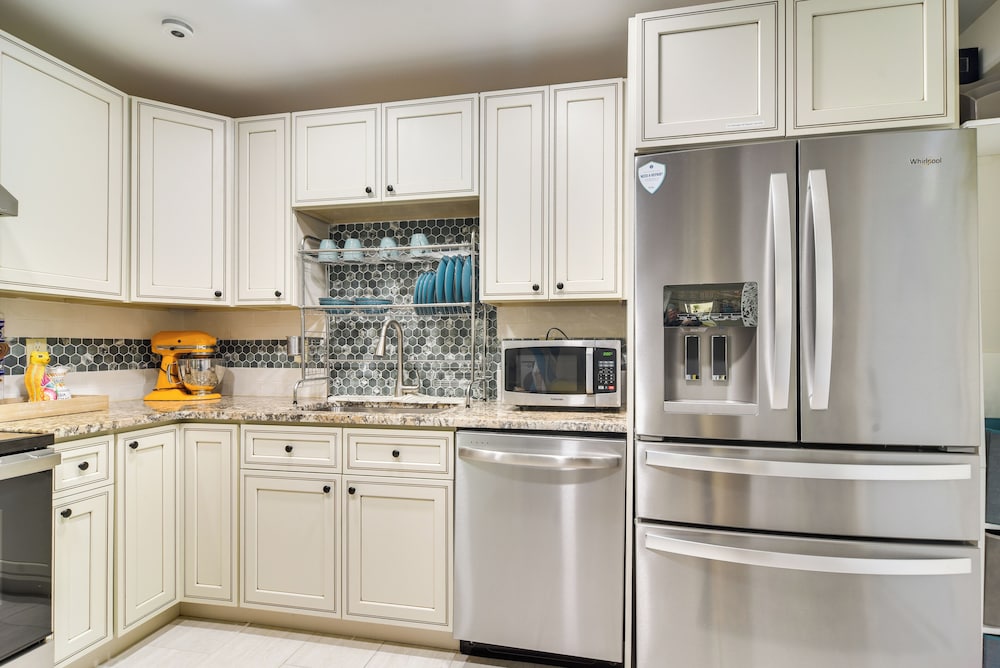 3 Mi to Vinoy Park: St Petersburg Gem w/ Patio!