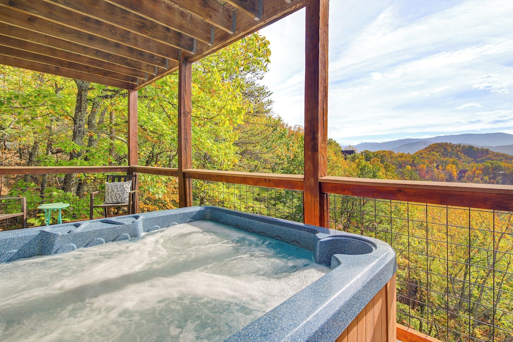 Mountain-view Deck Oasis: Cabin Near Pigeon Forge view 2