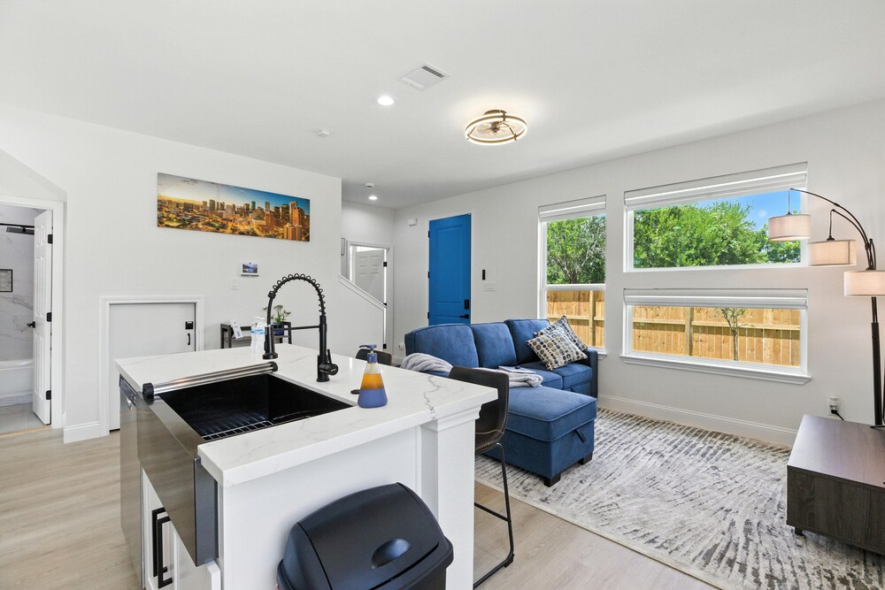 Houston Cozy Retreat 3br 3ba Downtown Views 3 Bedroom Duplex