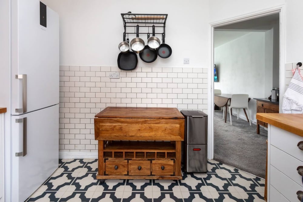 Spacious & Cosy 2 bed Flat With Terrace & Parking