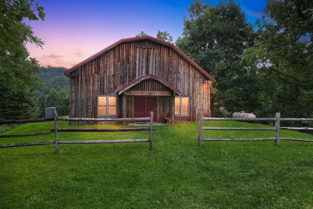 Secluded Mountain Retreat With Stunning Views 4 Bedroom Home