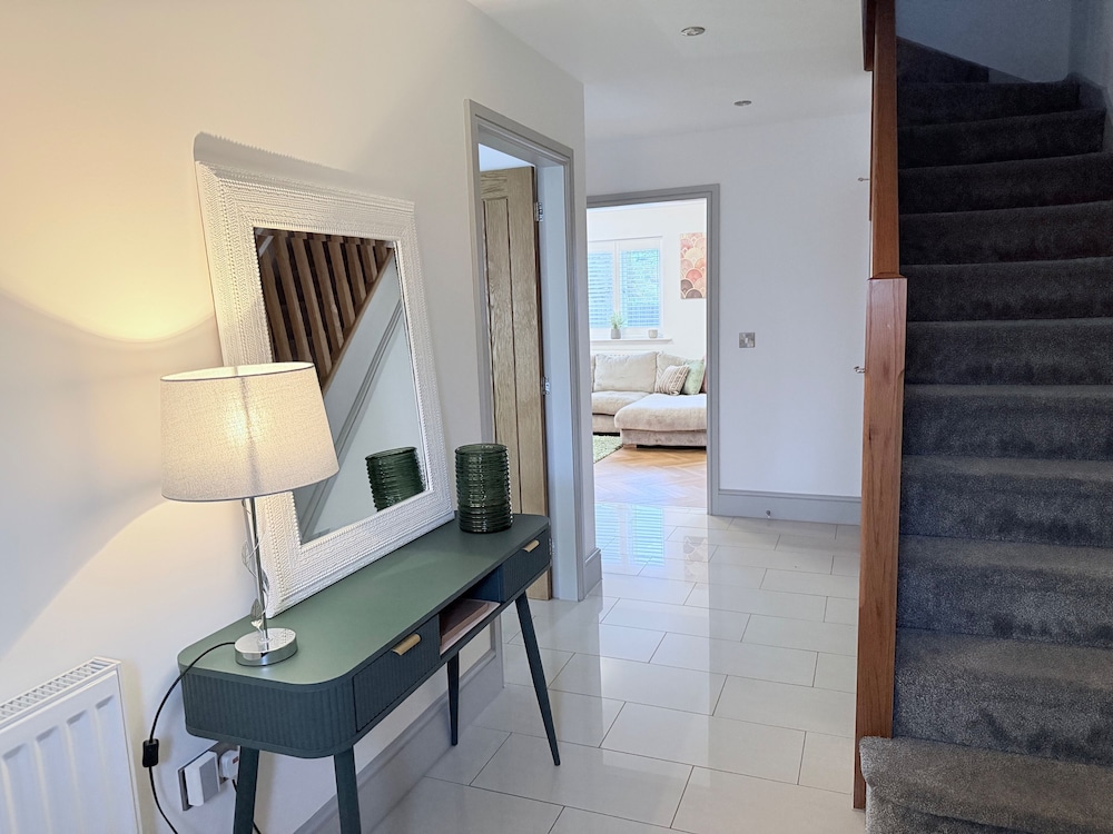 Luxury House - Sleeps up to 6 - Near Nec