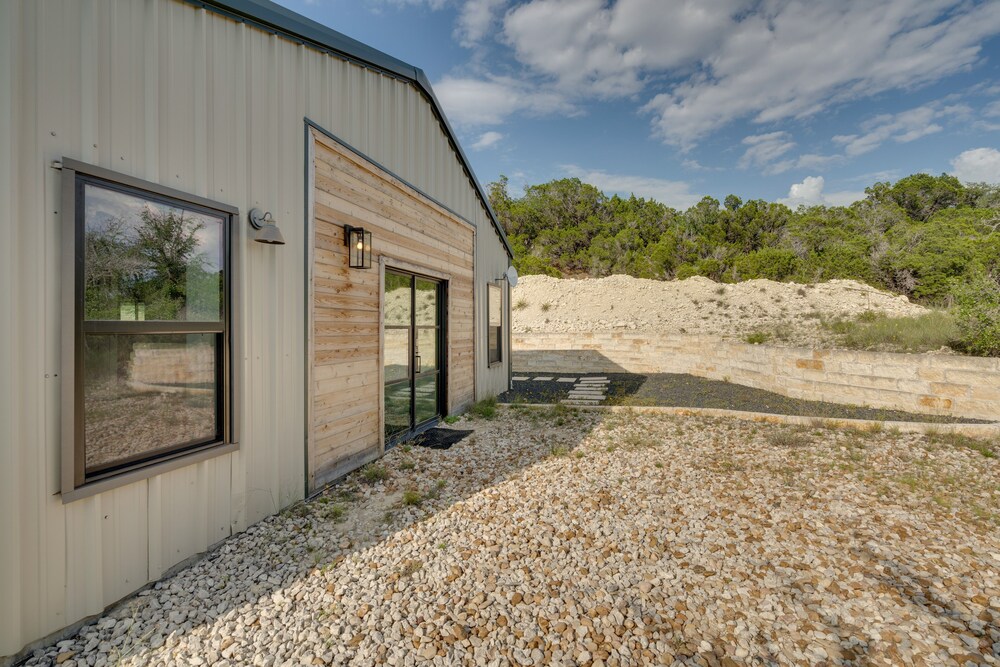 Getaway w/ Fire Pit 5 Mi to Pedernales River! - Property Image 11