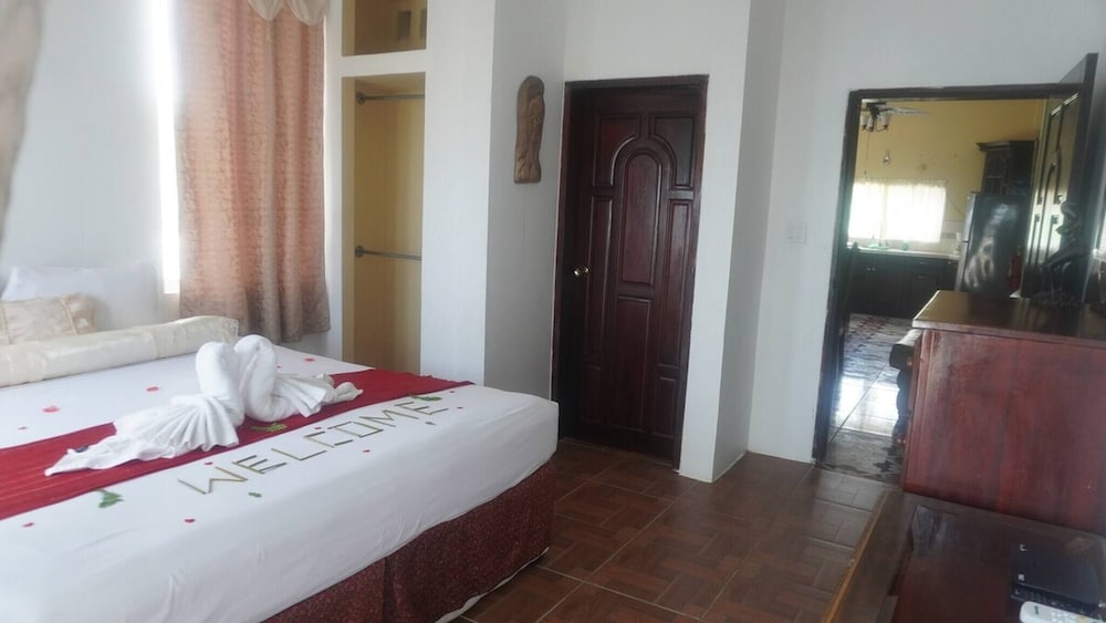 See Belize Waterside Sea View 2-bedroom Apartment w Balcony, Pool & Deck 2nd FL