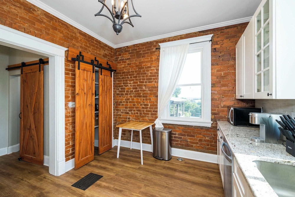 Ludlow Lodge w/ City Views
