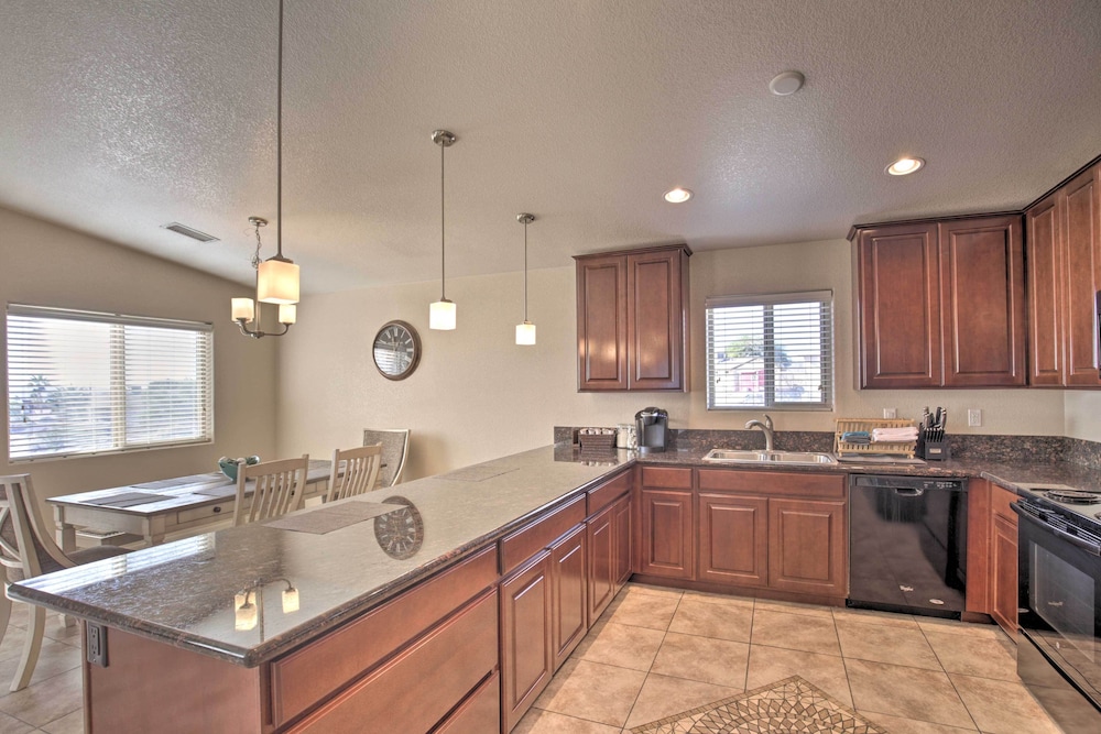 3 Mi to Beach & Boat Launch: Lake Havasu Home!