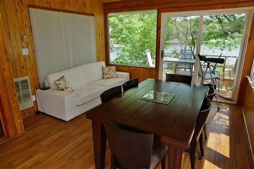 432 Weslemkoon Lake 4 Bedroom Cottage