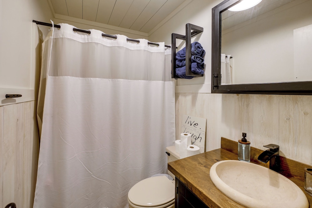 Waterfront Escape w/ Hot tub & Dock in Eatonton!
