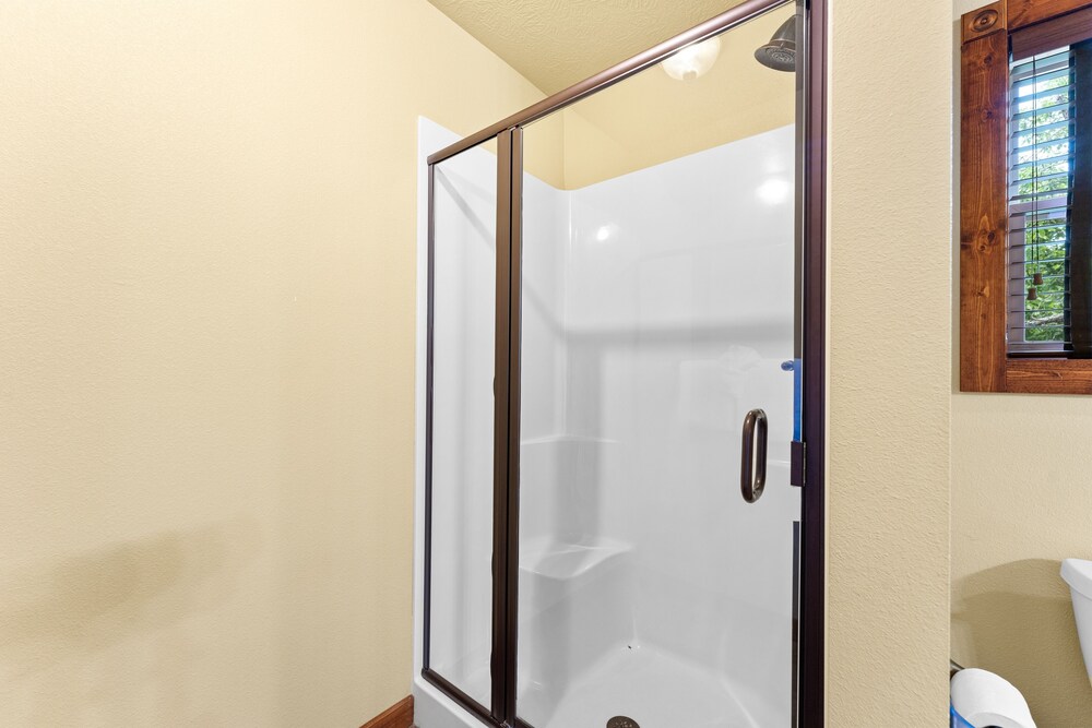Timeless Memories Lodge 6 Bedroom Cabin by RedAwning