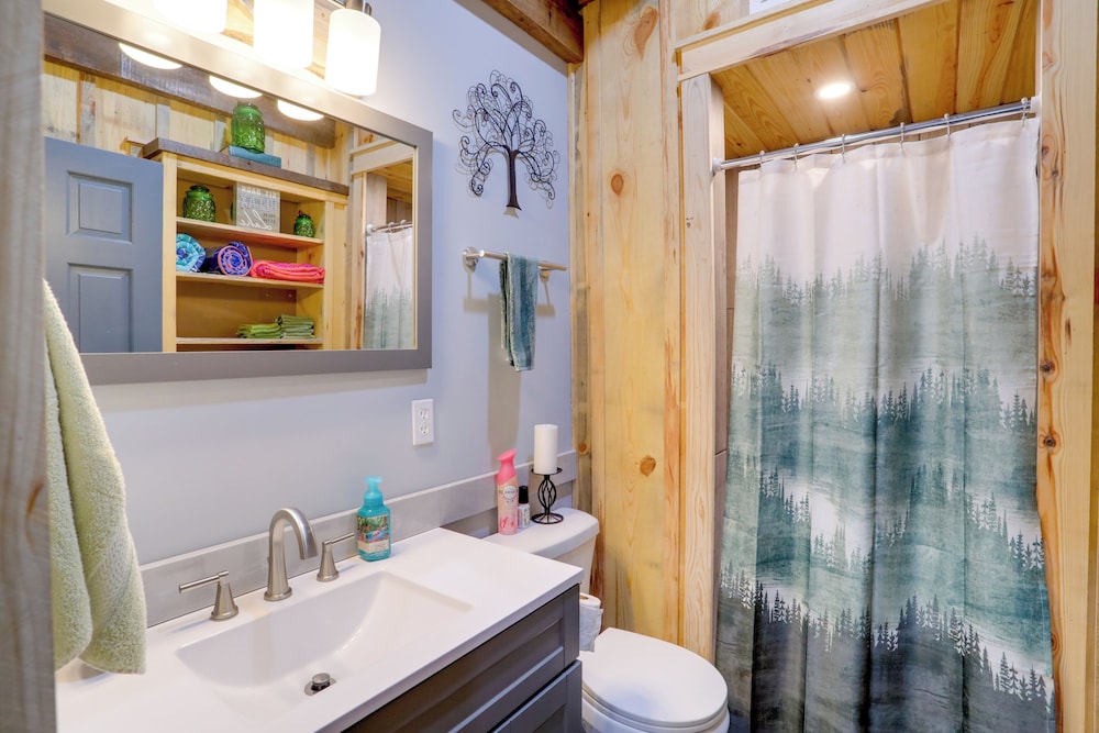 < 1 Mi to Devils Fork Recreation Area: Cozy Cabin!