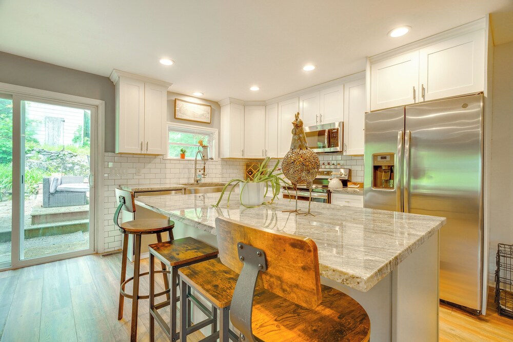 Walk to Putnam Lake: Updated Home w/ Deck