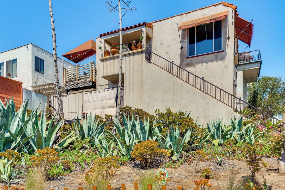 Walk to Ocean: Manhattan Beach Apt w/ Deck