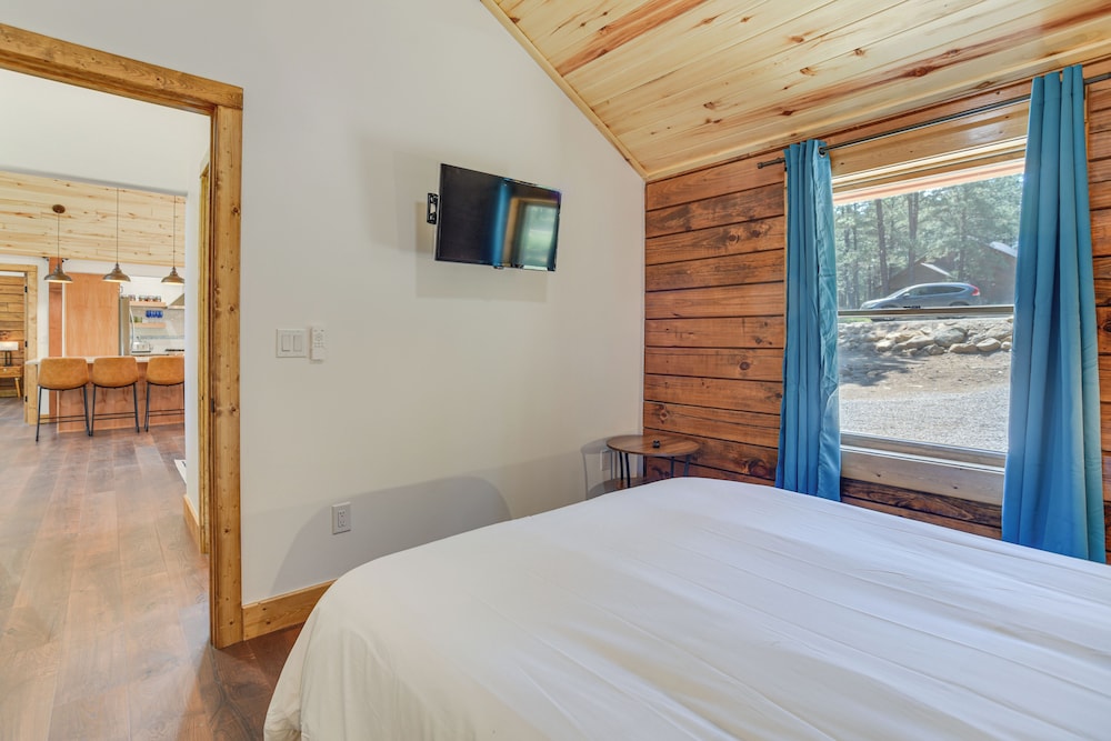 3 Mi to Resort: Year-round Angel Fire Getaway!