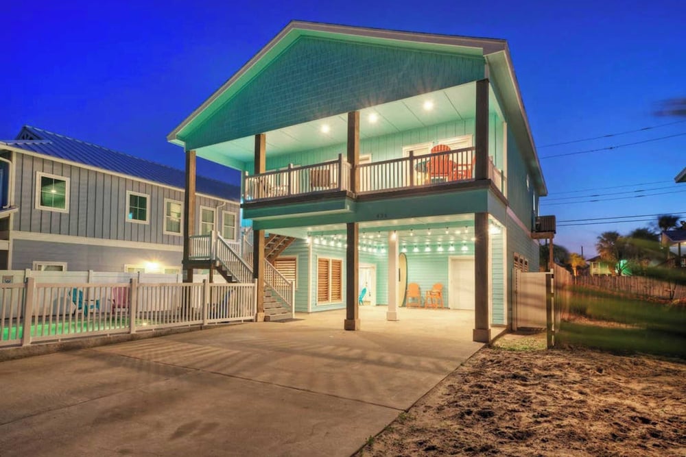 Sleeps 21, 2 Homes 2 Private Pools, Fire Pit, Swing Bar Walk to the Beach