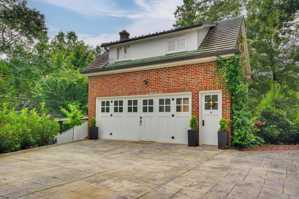 Walk to Main St: Historic High Point Carriage Home