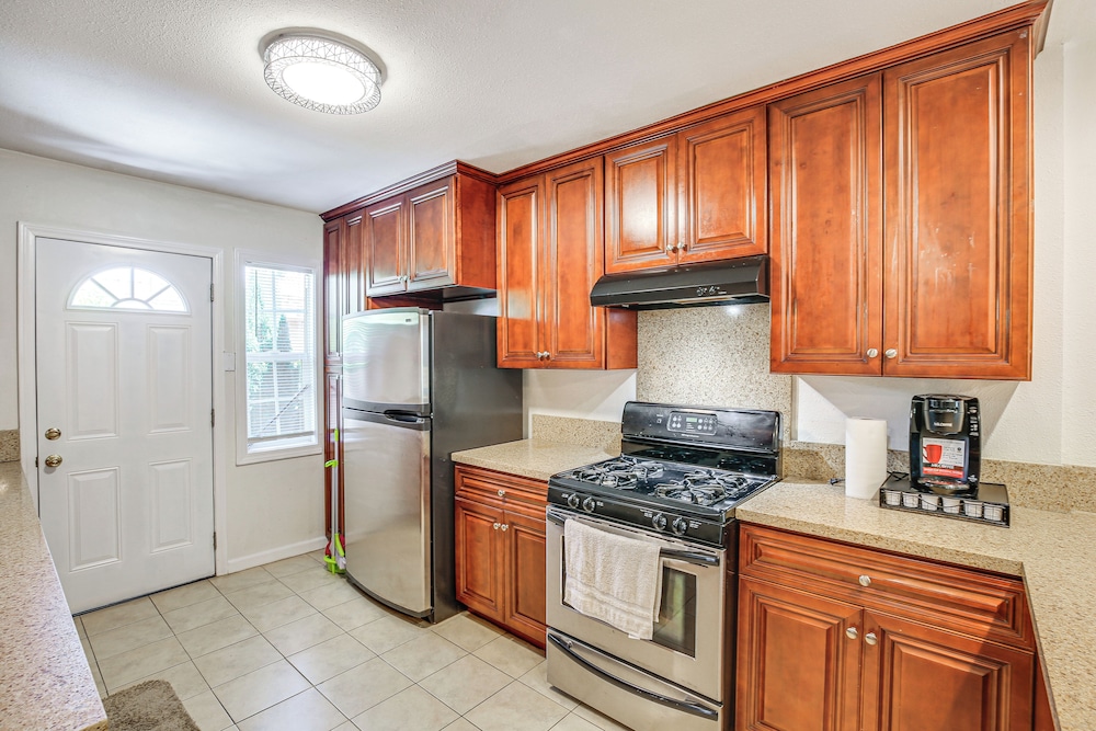 5 Mi to Coast: Centrally Located Long Beach Home!