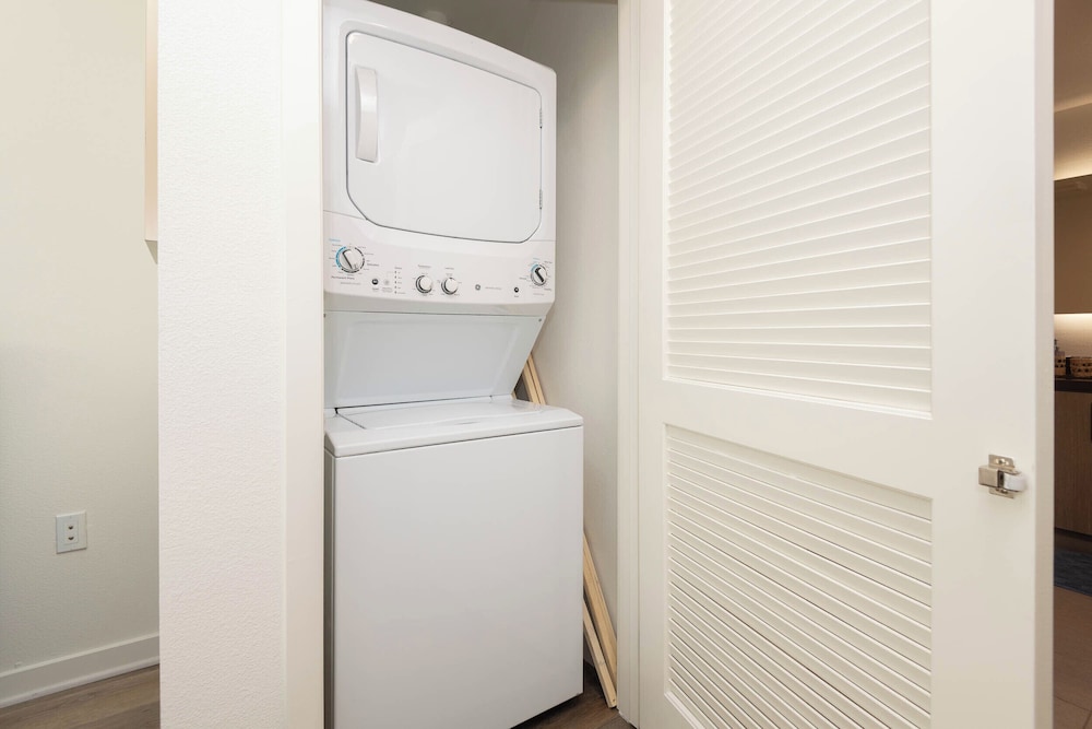 Hollywood Apartment Near Walk of Fame