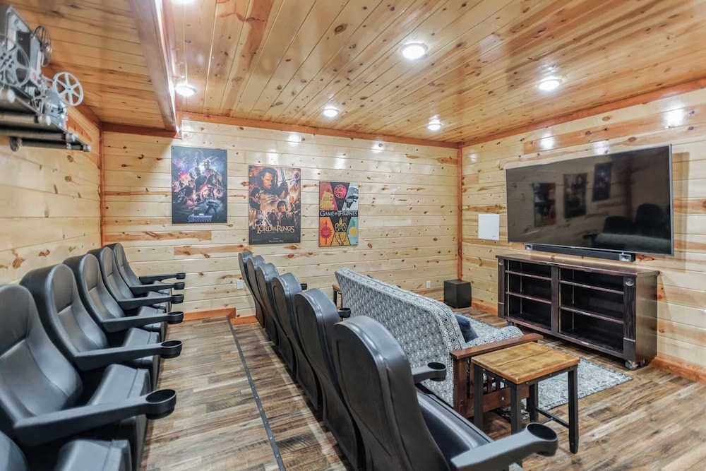Laurel Point by Avantstay Sleeps 18! Indoor Pool, Hot Tub, Theater, Game Room