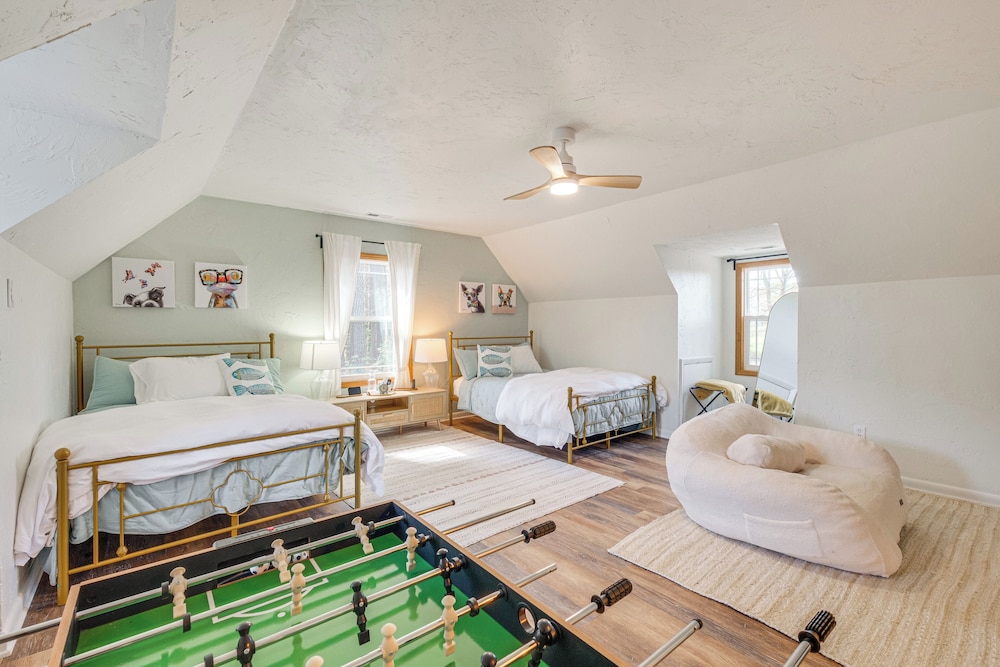 Dock, Sunrooms & Fire Pits: Deltaville Home!
