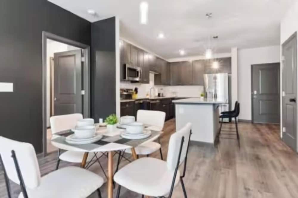 Luxe King 2BR Suite in North Raleigh
