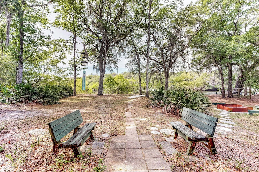Charming Suwanee House and Bungalow!