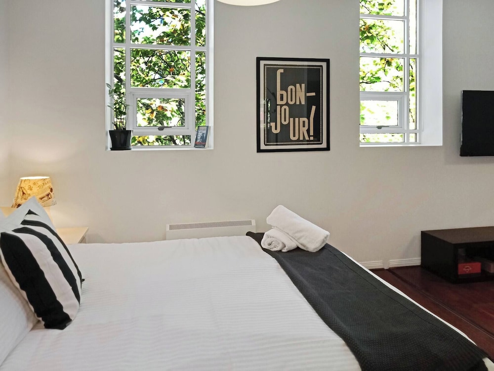 Unwind in Style at Melbourne's Historic Art Deco Apartment With Pool Gym Carpark