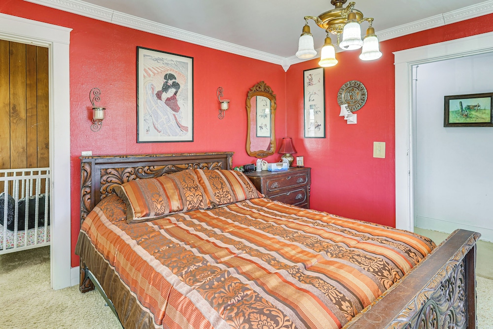 Half-mi to Atwood Lake: Spacious Home!