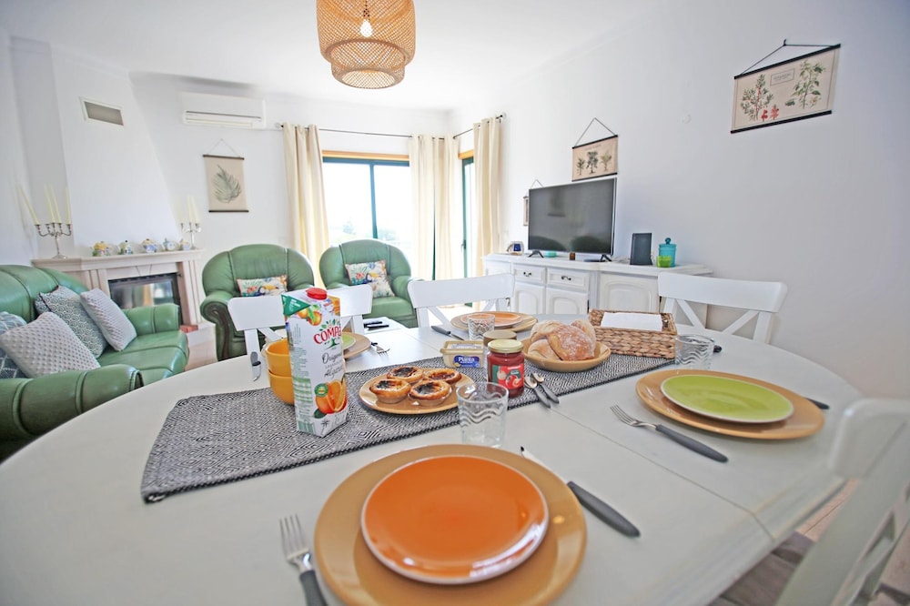B16 - Sandy Pine Beachfront Flat in Lagos