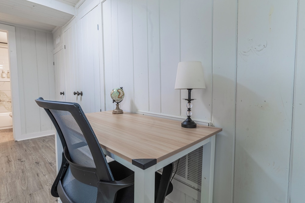 Modern Comfort - 1BR Cozy Retreat