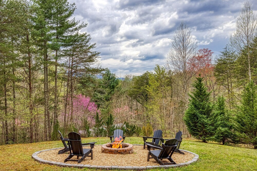 Fantastic Pet Friendly Cabin Hot Tub Fire Pit