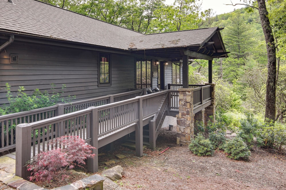 Chinquapin Escape: Resort Perks, By Lake Glenville