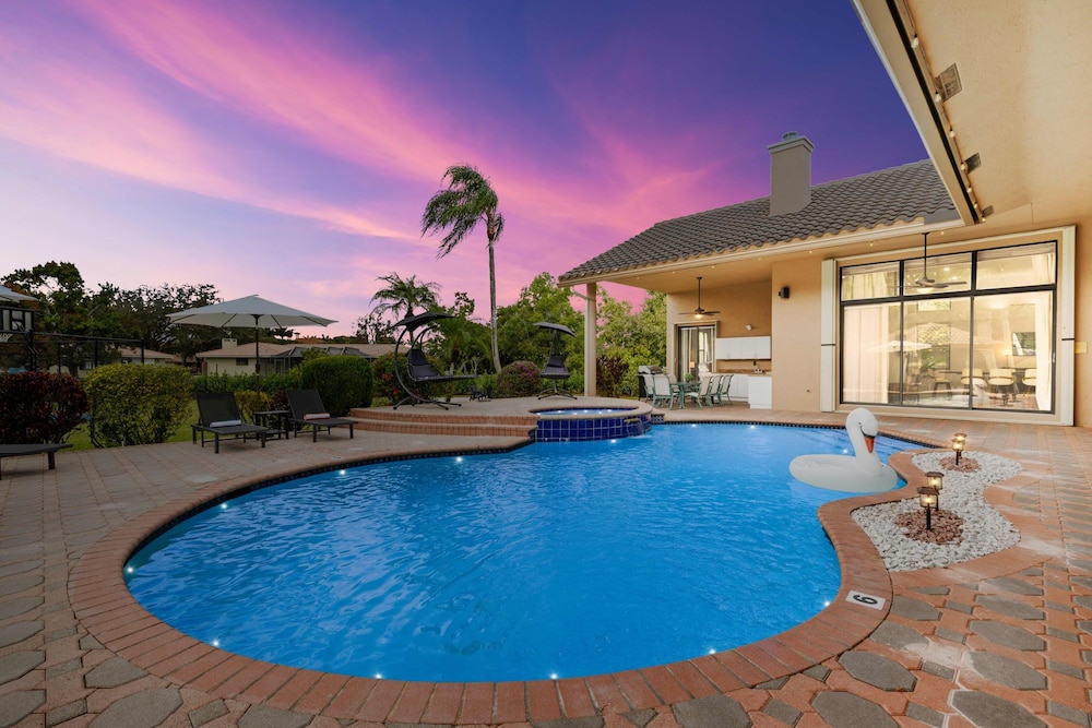 Grand 6BR Plantation Estate w/ Tennis & Pool