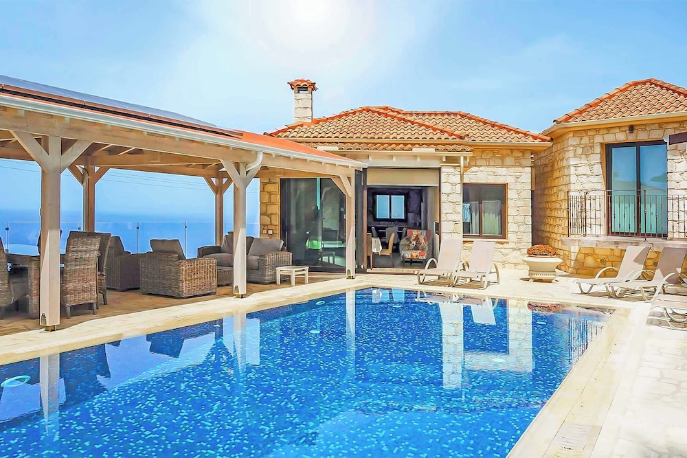 Pomos View