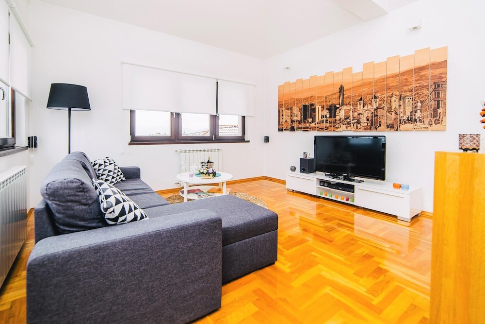 Luxury 3 Story House- Best View- Free Parking