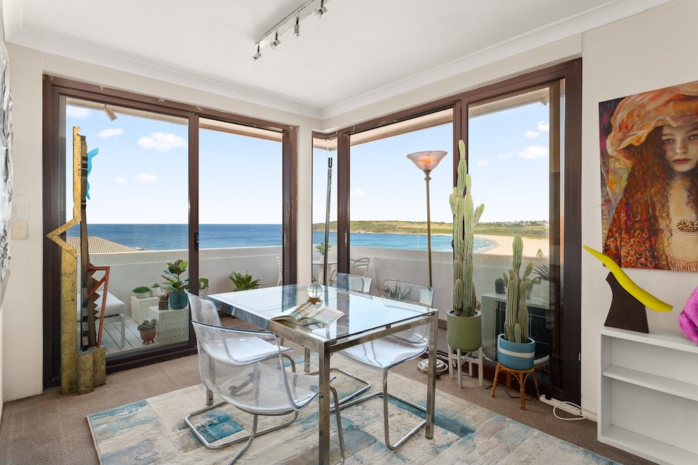 Pristine 2-bed With Expansive Beach Views