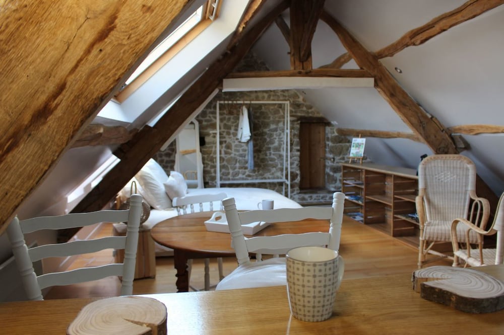 Le Petit Rabot en Putanges-le-Lac — hotel room
