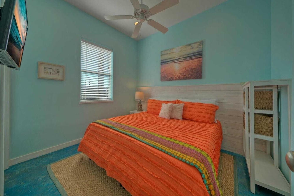 Sleeps 24, 2 Homes 2blocks to the Beach, Pool, Game Room, Patio w/ Outdoor Bar