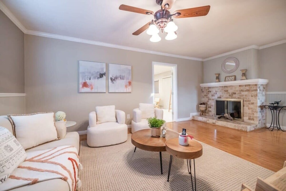 Marbella Lane - Charming 4BR Bungalo for Relaxing Retreat