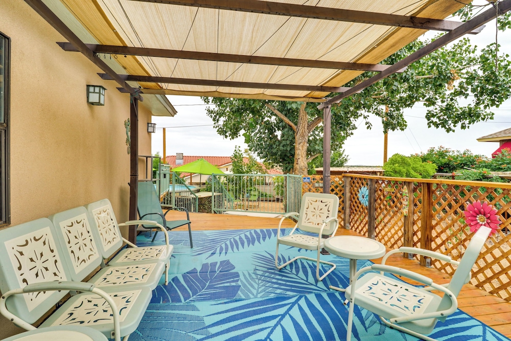 Outdoor Bar & Large Pool: Retro ABQ Retreat!