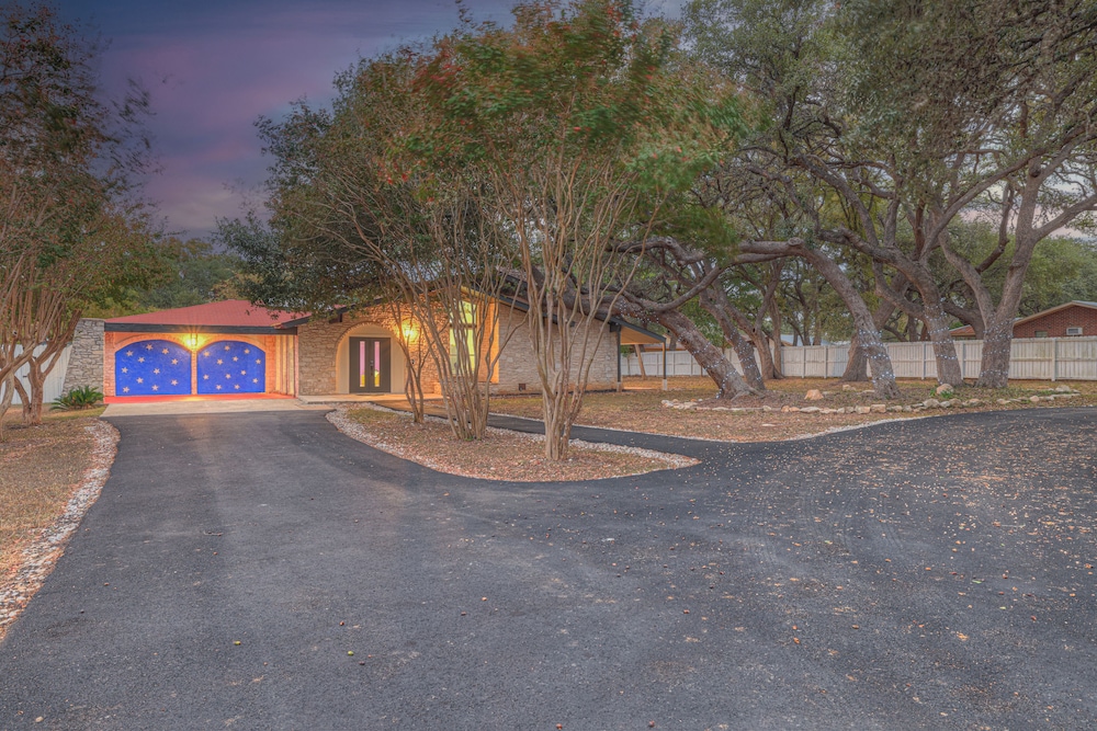 Whitewater River House - Game Room, Firepit, Walking Distance to Whitewater Amphitheater!