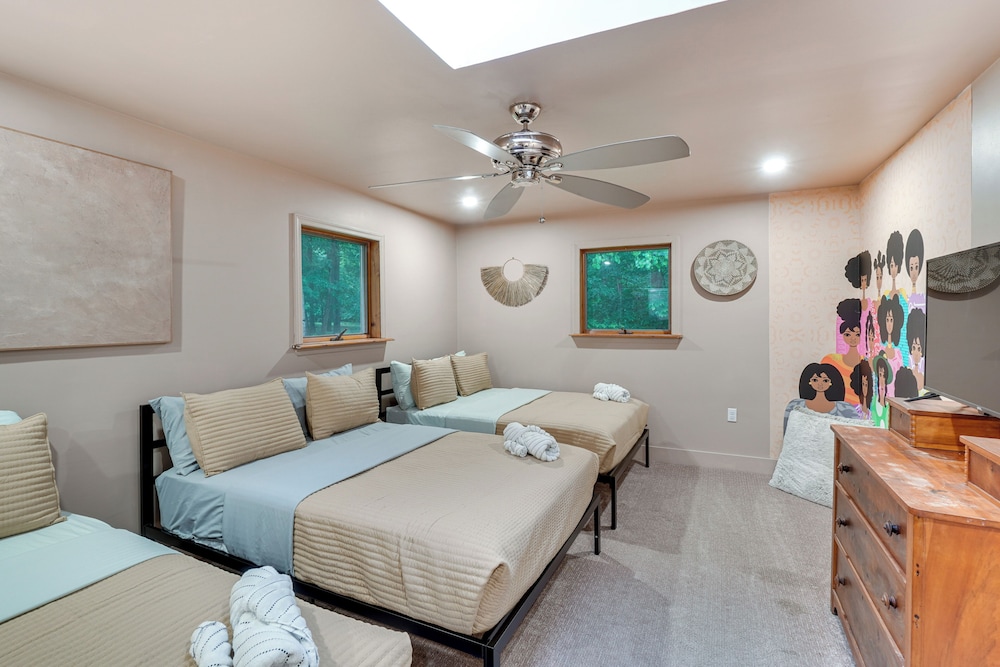 Hot Tub & Theater Room: Getaway in Falling Waters