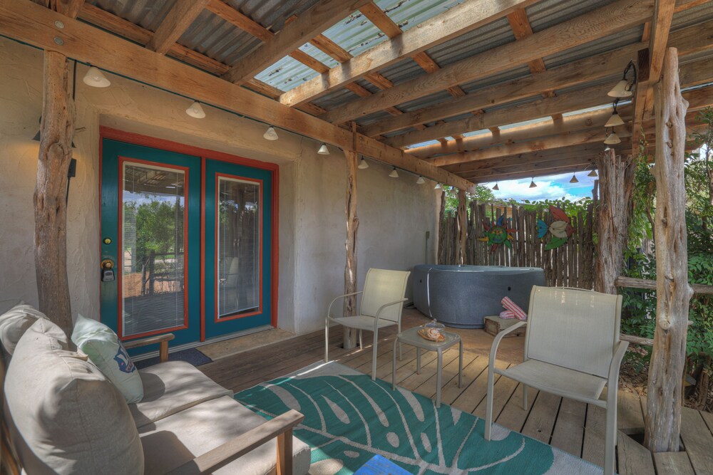 The Willows Retreat - Sleeps 17, Hot-tubs, Close to Main Street!