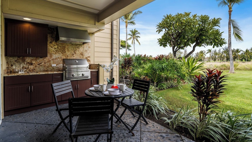 Spacious Ground Floor End Unit - Walk to Beach & Shopping - Vrkcv
