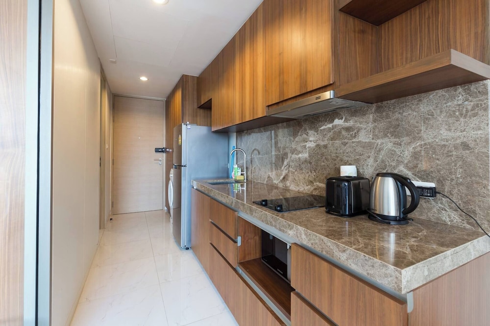 S39- 1 Bedroom Downtown Apt With Balcony and Pool