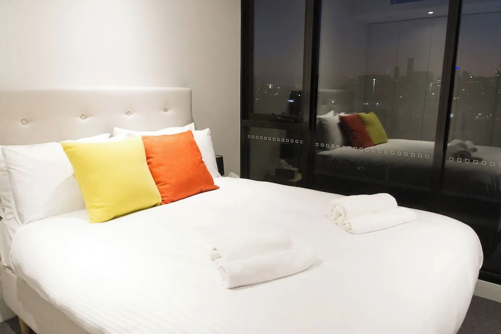 Modern + Spacious 2bd/2bath - Stunning City Views!