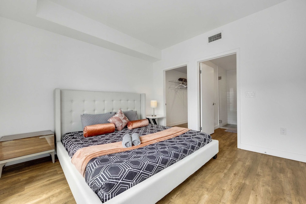 Stylish 2BR Family Apartment by Dtla